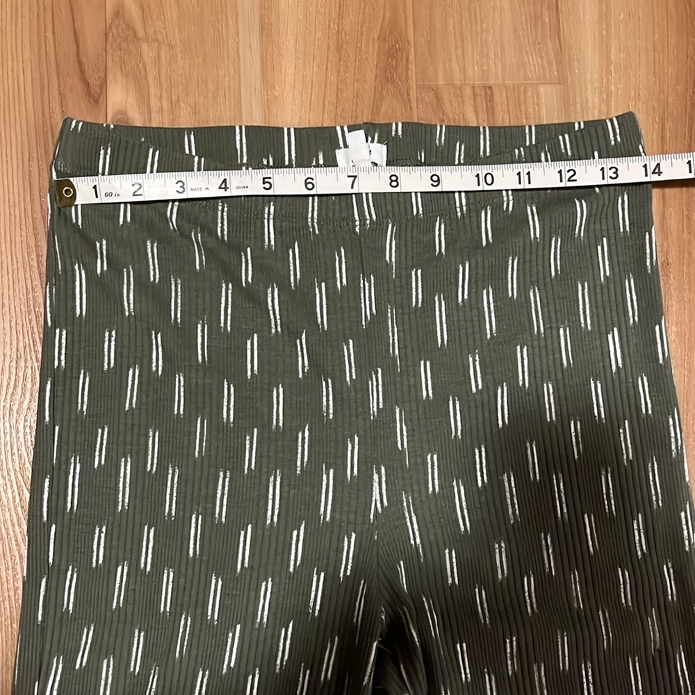 Green and White Patterned Pants - Picture 6 of 6